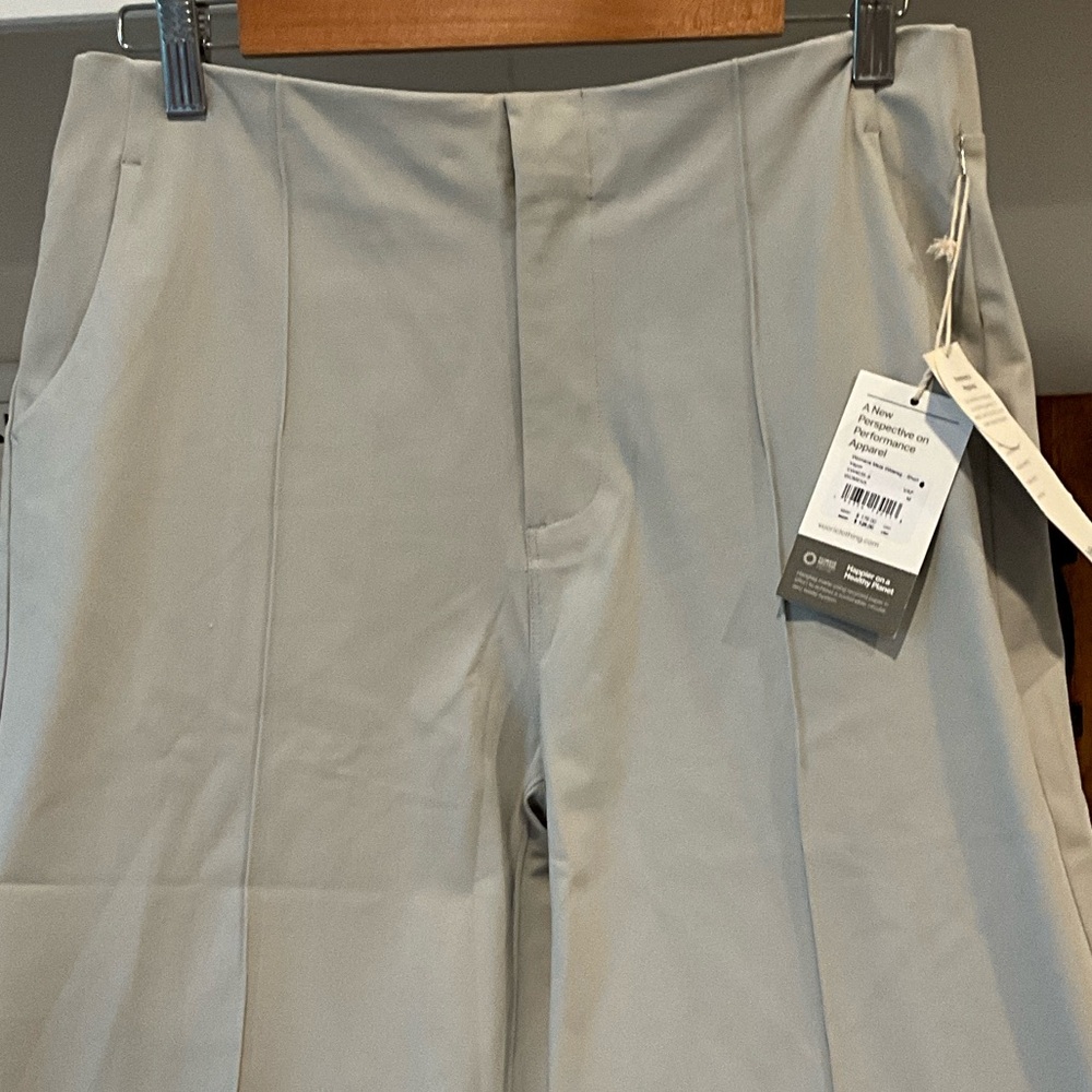 NWT VUORI WOMEN’S META WIDELEG
SIZE MEDIUM. COLOR VAPOR. SHORT LENGTH 29” INSEAM